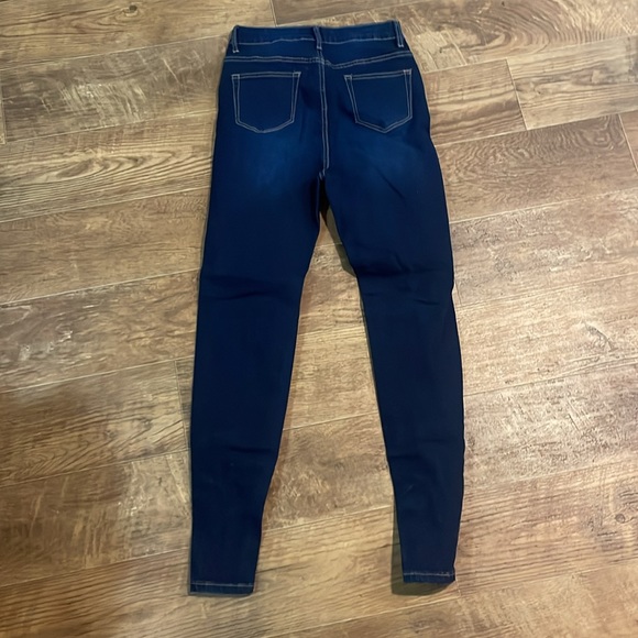 Brand new jeans. Size 4 - Picture 2 of 3